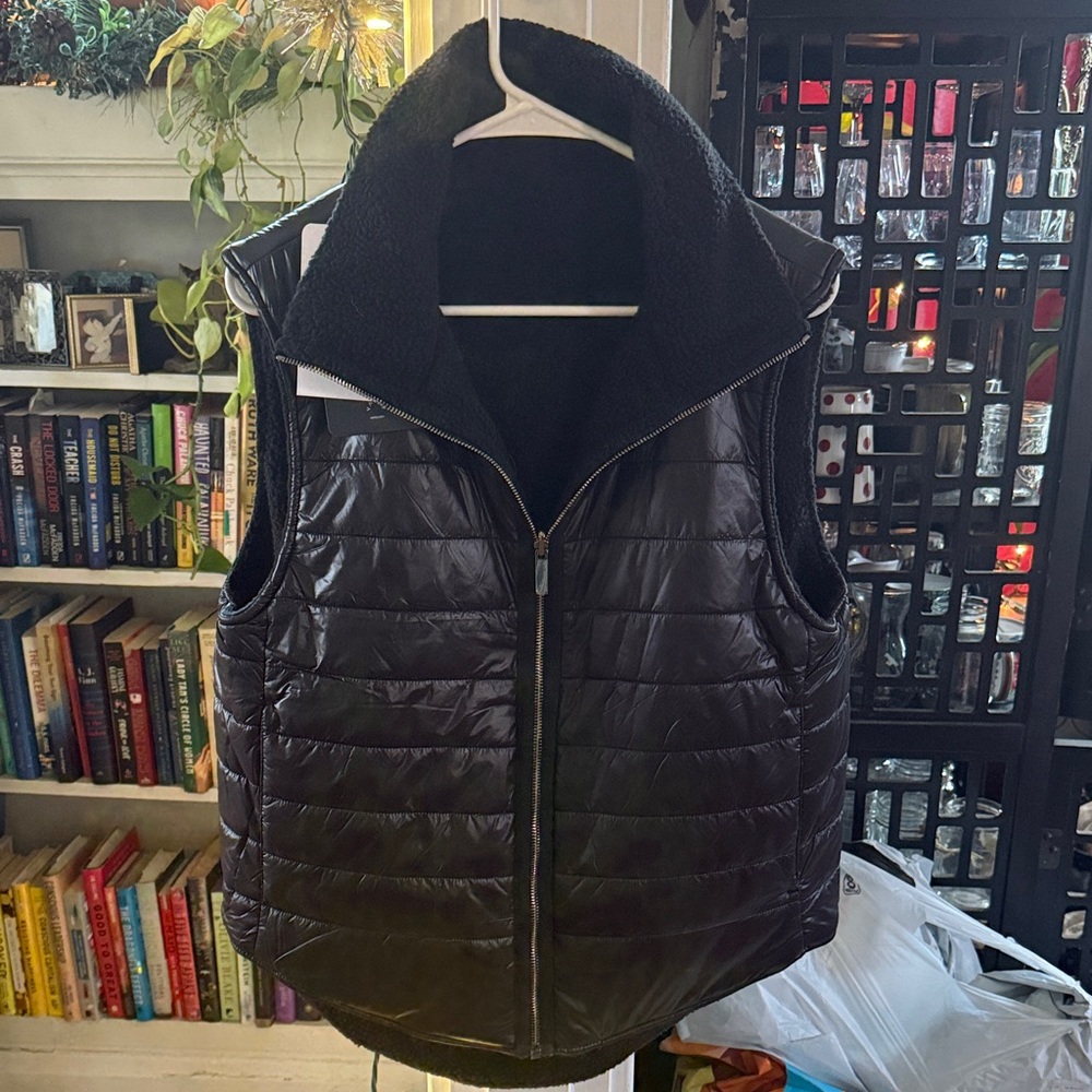 Varley reversible elios Black Puffer Vest - Picture 3 of 6